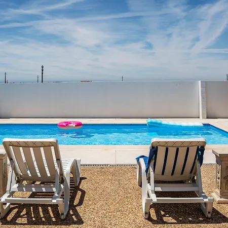 Wake Up With The Sea Breeze- With Pool 2 Pensión *